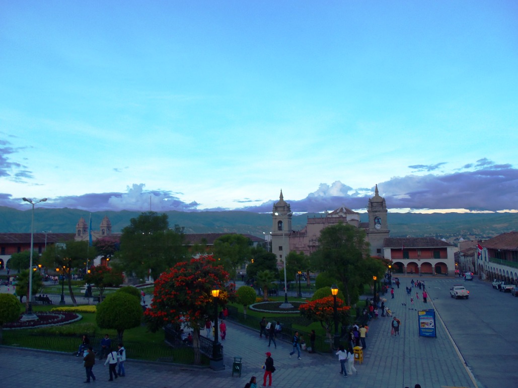 Un atardecer en la Plaza Central de Ayacucho (Huamanga).