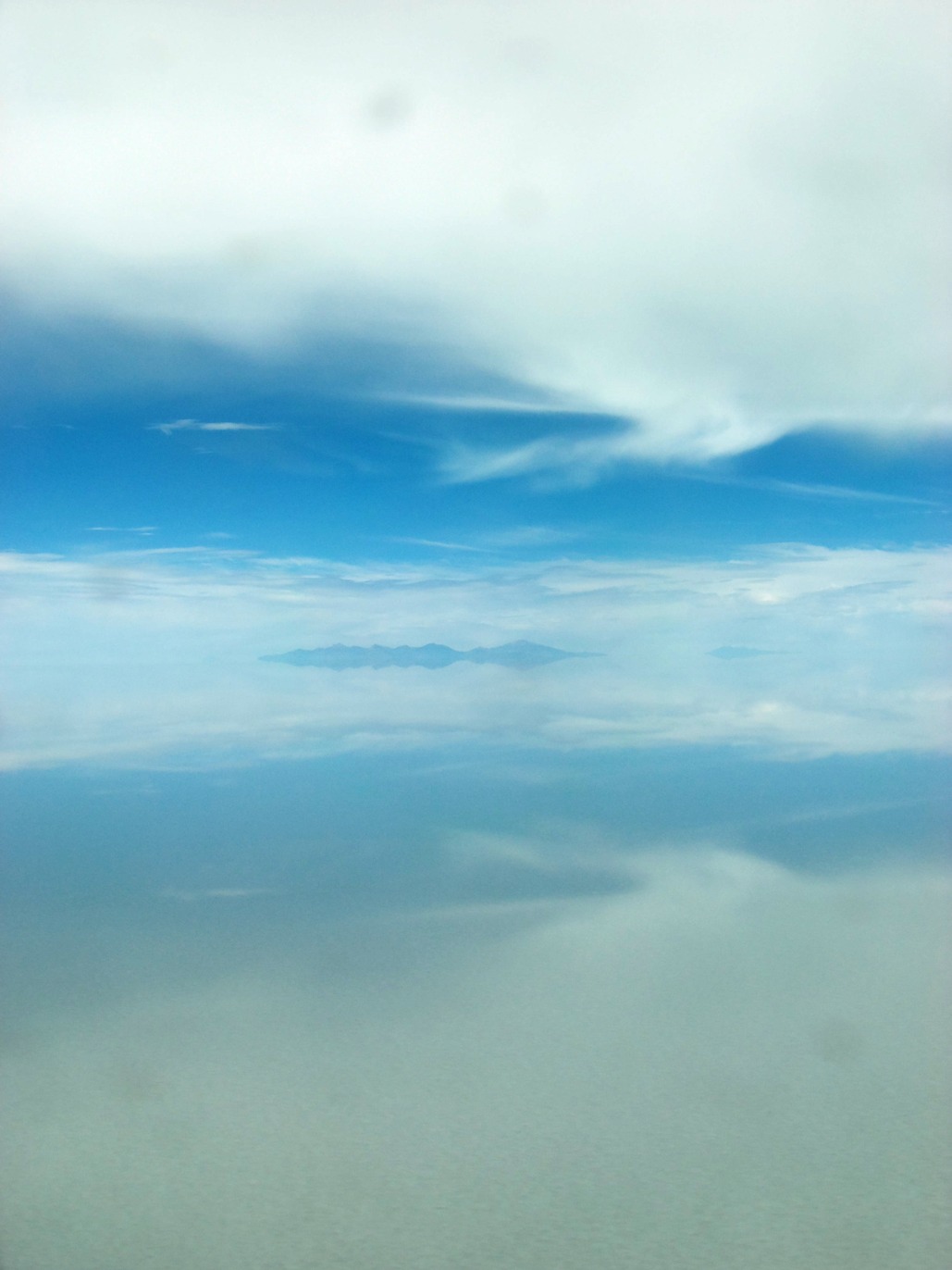 El cielo y su reflejo en el Salar de Uyuni