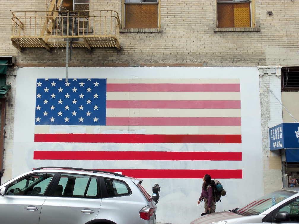 Bandera de los Estados Unidos pintada en una pared del Barrio Chino de la ciudad de San Francisco.