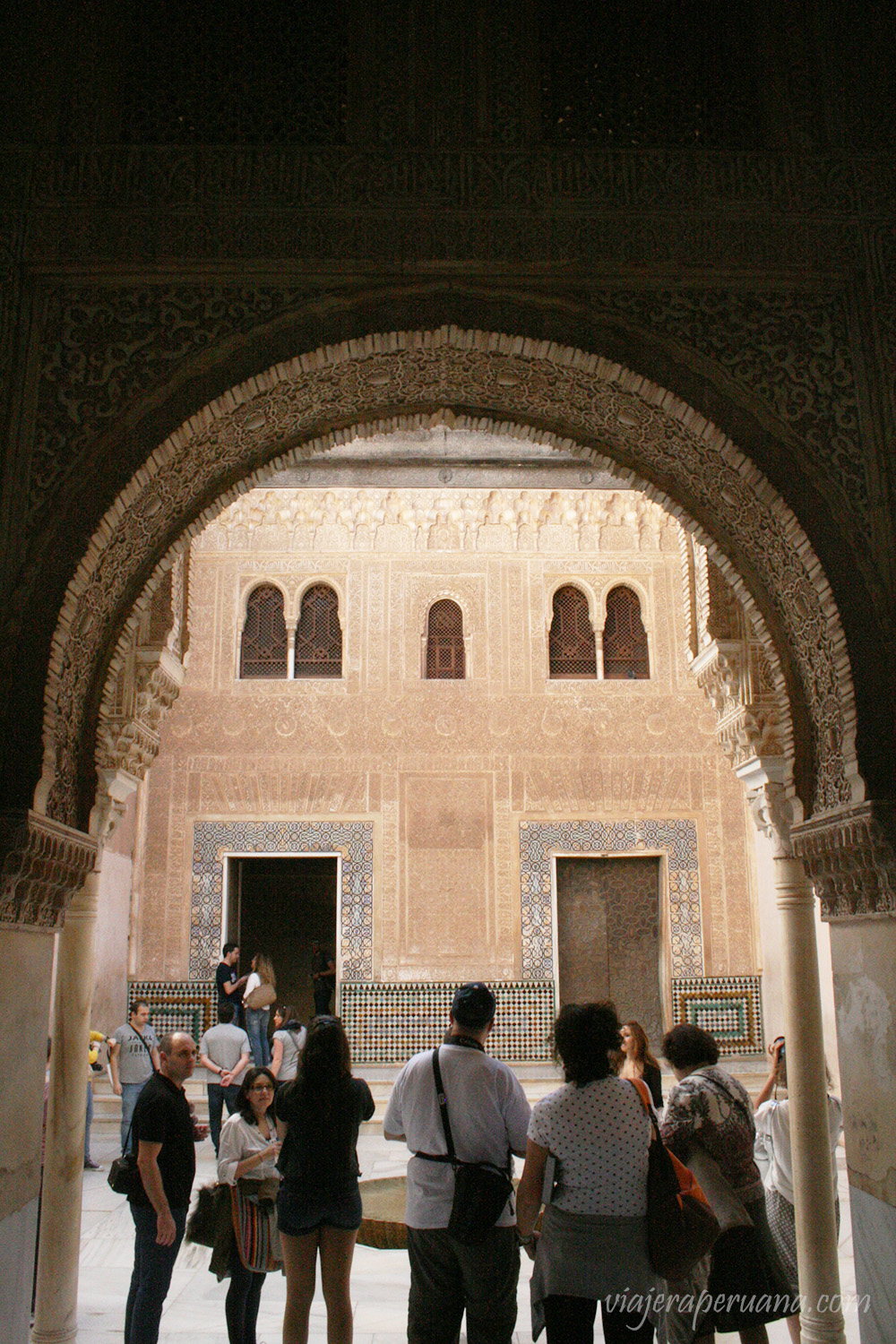 La forma de los arcos de los pórticos y ventanas que se hallan en la Alhambra también pueden encontrarse caminando por la ciudad de Granada. El entramado decorativo que cubre las ventanas es un clásico de la arquitectura hispánica.